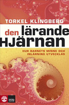 Valokuva kirjasta Torkel Klingberg Den lärande hjärnan : om barns minne och utveckling, kuuluu tuoteryhmään Ruots muu tieto.
