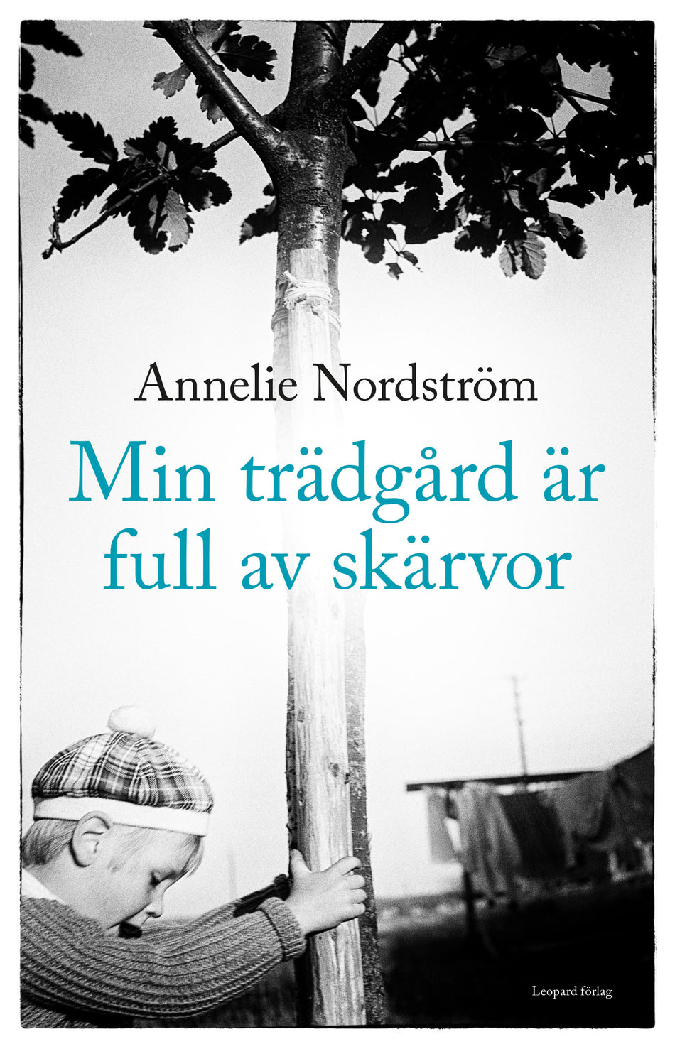 Valokuva kirjasta Anneli Nordström Min trädgård är full av skärvor, kuuluu tuoteryhmään Ruots muu tieto.